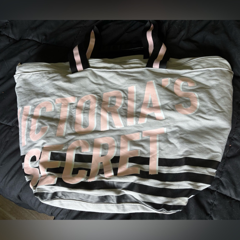 2017 limited edition Victoria’s Secret tote bag!